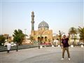 Jeden z našich sprievodcov predvádza ako bola socha diktátora Saddama Husejna na tomto námestí zhode