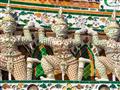 Chrám Wat Arun je krásny z diaľky, ale aj z tesnej blízkosti, keď na jeho tele objavíte kúsky porcel