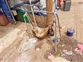 Pitná voda v kozej koži na trhu v Choume. Vypiť ju zvládnu len miestni. Vám to neodporúčame.