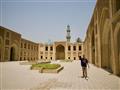 Ideme ihneď do centra, aby sme navštívili nielen architektonicky úžasnú školu Al-Mustansiriya na ľav