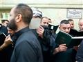 Vzdelanci predčítavajú z Koránu tesne vedľa hrobky mučedníka. Foto: Ľuboš Fellner- BUBO