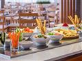 Bufetová reštaurácia ponúka medzinárodné horúce aj studené jedlá.   Foto: Hotel Dom José Beach