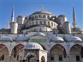 Mešita sultána Ahmeta alebo Sultanahmet Camii poznáme ako Modrú mešitu. Na nádvorí budete mať na fan