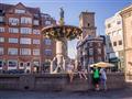 Deti si na chvíľu oddýchnu pri najstaršej dánskej fontáne na námestí Gammeltorv. foto?: Eva ANDREJCO