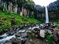 Čadičový vodopád, tak sa častokrát prezýva vodopád Svartifoss, ktorého krásy budeme objavovať prostr