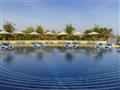 Hlavný hotelový bazén, ktorý poteší každého.  Mövenpick Resort & Spa Tala Bay Aqaba