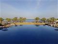 Hlavný hotelový bazén, ktorý poteší každého.  Mövenpick Resort & Spa Tala Bay Aqaba