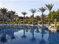 Pláž či bazén? To tu bude večná otázka. Mövenpick Resort & Spa Tala Bay Aqaba