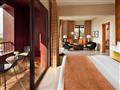 Spálňa v grand suite v Mövenpick Resort & Spa Tala Bay Aqaba