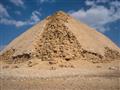 Unikátnej Lomenej pyramídy v Dahšúre sa dotkneme vlastnými rukami. Pred tým, než ste sem prišli ste 