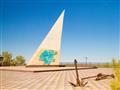 Memoriál Aralského jazera sa nachádza na bývalom okraji dediny Moynaq. Dnes z neho vidieť okolitú pú