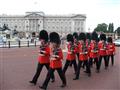 Výmena stráží pred Buckinghamským palácom.