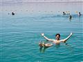 O tom, že sa v Mŕtvom mori nedá plávať ste už určite počuli, ale viete si predstaviť aké je to len t