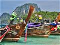 Tradičné drevené loďky kotvia na brehu mora