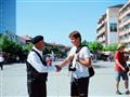 Zvítanie. Kosovský starček vysvetľuje Ľubovi v centre Prištiny o čo Kosovčanom ide a kde je najlepši