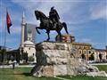 V hlavnom mesto Albánska uvidíme aj túto sochu hrdinu. Fotografia: Ján Zachar- BUBO