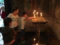 Maťko zapaľuje sviečku v pravoslávnom kláštore. Všetku tu akosi viac vonia... Fotografia: Ľuboš Fell