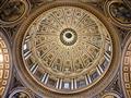 Vnútorná výzdoba Baziliky svätého Petra s charakteristickou Michelangelovou kupolou. Foto: Robert Ta