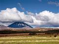 Sopka Mt. Ngauruhoe, prezývaná aj hora osudu, je typickou črtou národného parku Tongariro. Spoznávat