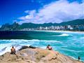 Rio de Janeiro, v preklade Januárová rieka, vyhralo azda tu najkrajšiu polohou mesta na svete.