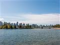 Z pobrežia Stanley parku si užijeme krásny výhľad na centrum Vancouveru. foto: Martin ZEMAN – BUBO