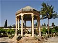 Hrobka básnika Haféza je v Širáze pútnickým miestom a náš zážitok znásobí posedenie v čajovni s domá