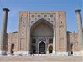Námestie Registan v srdci Samarkandu je posiate krásnymi stavbami a jednou z nich je medresa panovní