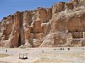 Nakš-e Rostam je monumentálna nekropola perzských kráľov a okrem vzácnych hrobiek tu nájdeme aj obro