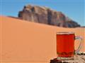 Pravé osvieženie! Horúci mätový čaj priamo na púšti. Piť čaj na horúcej púšti? Naučili nás to Beduín