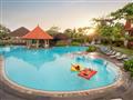Okolie hotela je nádhernou tropickou záhradou a k dispozícii okrem mora a pláže sú aj dva bazény.