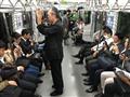 Tokijské metro je zážitok sám o sebe. Nesmie vám nahlas zvoniť mobil, no ľudia tu bežne zaspia na ze