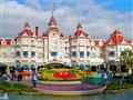 Vstup do Disneylandu tvorí impozantný päťhviezdičkový Hotel Disney.