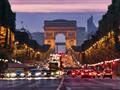 Najslávnejšiu nákupnú ulicu Paríža zdobí Víťazný oblúk, ktorý sa každý večer rozsvieti