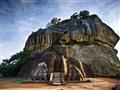 SIGIRIYA: ôsmy div sveta, opevnený palác kráľa Kasyapu na 183 metrov vysokom brale, súčasť svetového