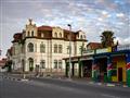 Podobne ako Lüderitz, aj Swakopmund má množstvo historických budov z čias nemeckej kolonizácie. foto