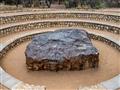 Hoba meteorit je oficiálne najväčší, aký bol doposiaľ na Zemi nájdený. Od jeho objavenia leží na svo