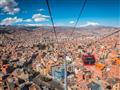 La Paz - mesto v údolí, v pozadí zasnežené 6 tisícové štíty.  foto: archív BUBO