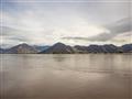 Opúšťame Lhasu a popri rieke Brahmaputra smerujeme do ďalšieho tibetského mesta Gyantse. foto: Nikol