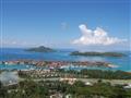 Vtáčí pohľad na hlavné mesto a diaľke sa strácajúci ostrov Praslin.