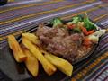 Prvý jačí steak na terase s výhľadom na starú Lhasu