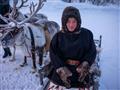 Urobíte si fotografiu s týmto nomádom z kmeňa Nenets? Alebo sa necháte povoziť na sánkach? Alebo si 