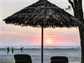 Prejdite po pieskovej pláži lemovanej palmami a vychutnávajte si život. foto: The Zuri White Sands, 