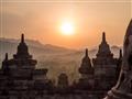 Západ slnka pri najkrajšej pamiatke Indonézie, Borobudur.
foto?: Martin ŠIMKO — BUBO
