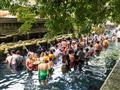 Rituálne kúpanie v chráme Tirta Empul.
foto?: Martin FERENČÍK — BUBO