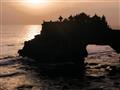 Pura Batu Bolong na Bali, je jeden z chrámov v oblasti Tanah Lot vybudovaný na skale v mori.
foto?: 