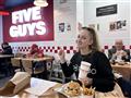 Ochutnáme šťavnaté hamburgery. foto: Lucia PETRIKOVIČOVÁ - BUBO