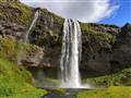 Seljalandsfoss je jedným z najznámejších a najobľúbenejších vodopádov Islandu a vy zistíte prečo. 
f