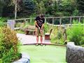 Náš sprievodca Peťo naučí vaše deti hrať mini-golf. 
foto?: Eva ANDREJCOVÁ — BUBO