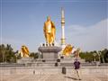 Zlatá socha Turkmenbašiho stojaca na vrchole Trojnožky sa kedysi otáčala za slnkom a patrila k najzn