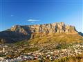 Table mountain sa týči nad City Bowl (centrum mesta) ako majestátny ochranca. foto: archív BUBO